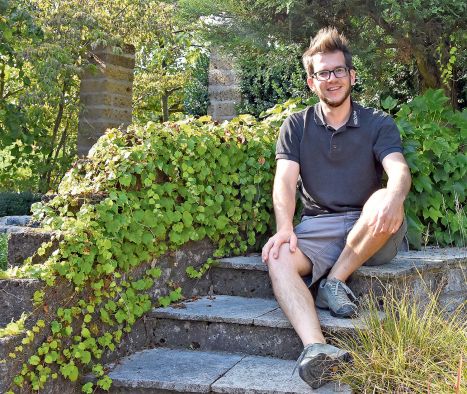 Bernhard Stöckli in der Ausstellung von Stöckli Gartenbau.