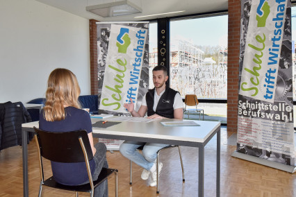 Giuseppe Ferrara (ERNE AG) bei einem Übungsbewerbungsgespräch mit einer Schülerin