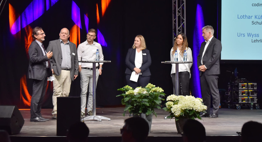 Die Podiumsteilnehmer: Lothar Kühne (von links), Urs Wyss, Colin Herzog, Andrea Obrist, Stephanie Amstad und Landammann Alex Hürzeler.