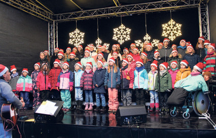 Der Jugendchor Gipf-Oberfrick bei seinem Auftritt auf der Bühne.