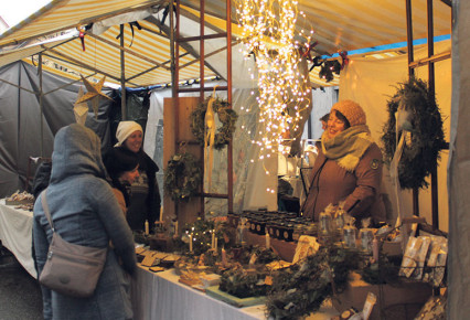 Lichterglanz, Adventsgestecke und Zeit für Gespräche.