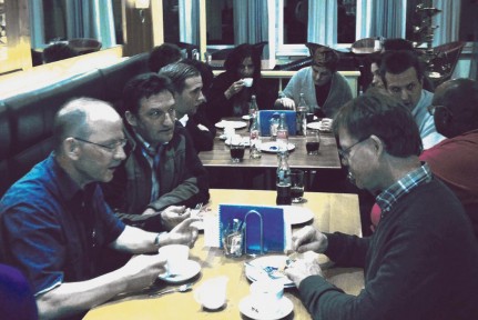 Intensive Diskussionen: Am World Café des Gewerbe Region Frick-Laufenburg, Verkauf-Dienstleistungen, nahmen über 40 Personen teil.