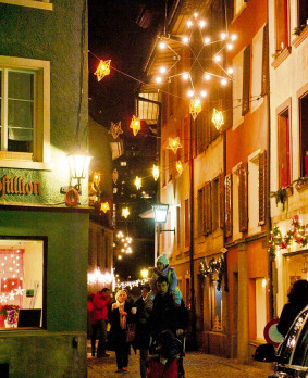 Die Laufenburger Altstadt erstrahlt in weihnachtlicher Deko.