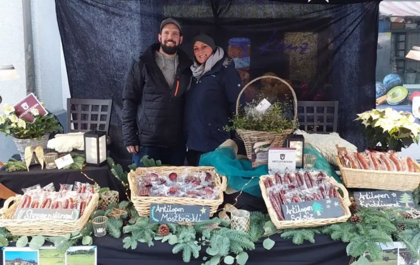 Die Produkte der Herznacher Antilopenfarm von Marco Jäger (links) fanden am Fricker Weihnachtsmarkt reissenden Absatz.